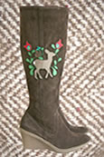 Moderner Trachten und Dirndl-Stiefel (mit Stickerei)