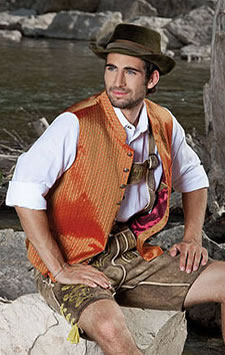 Lässige Herren Trachten - Fesche Lederhose (Krachlederne) kombiniert mit Trachtenhemd, Trachtenweste und Hut