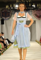 Kontrastfarben - Schürze in Flieder, Kleid in hellem "Grün" - Schatzi-Dirndl